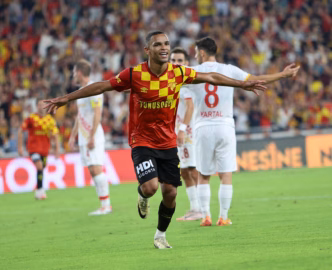 Juan comemora gol pelo Goztepe, da Turquia, comemorando com os braços abertos.