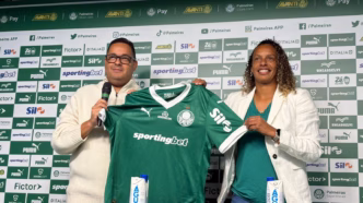 Alberto Simão, diretor de futebol feminino do Palmeiras, e Rosana Augusto em evento.