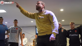 Presidente Pedrinho em discurso motivacional no vestiário do Vasco antes do clássico.