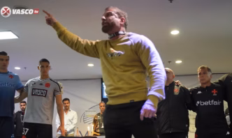 Presidente Pedrinho em discurso motivacional no vestiário do Vasco antes do clássico.