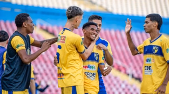 Jogadores do IAPE comemoram gol decisivo contra o Santa Cruz-AC na Copa do Brasil Sub-20