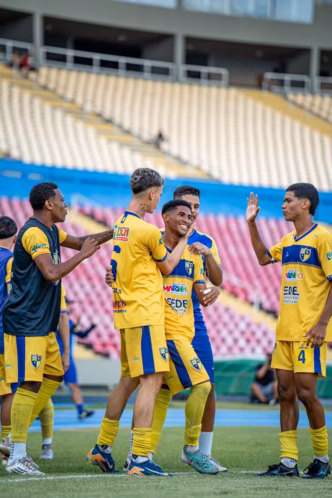 Jogadores do IAPE comemoram gol decisivo contra o Santa Cruz-AC na Copa do Brasil Sub-20