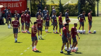 Jogadores do São Paulo em treinamento no CT da Barra Funda, mostrando a preparação da equipe.