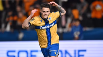 Geovane, meia do Apoel, comemora gol em partida no Chipre.