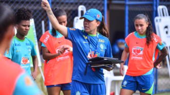 Camilla Orlando comandando treino da Seleção Feminina Sub-20.