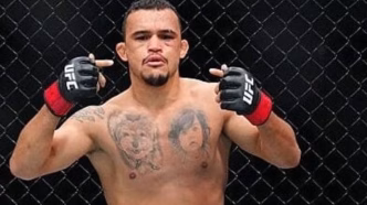 Daniel Willycat comemora vitória no UFC 320 com punhos erguidos após nocaute.