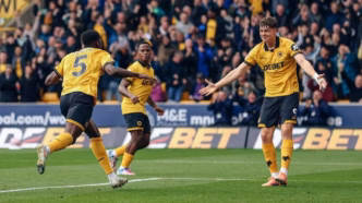 Marshall Munetsi comemora gol do Wolverhampton contra o Brighton na Premier League.