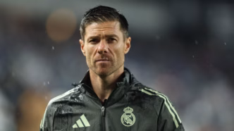 Xabi Alonso comandando o Real Madrid em jogo da Champions League.