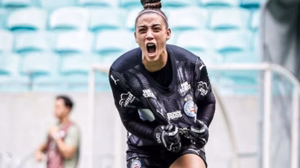 Yanne, goleira do Bahia, em ação durante partida de futebol feminino.