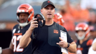 Treinador dos Bengals, Zac Taylor, em partida da NFL.