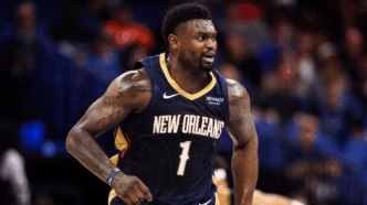 Zion Williamson em ação em uma partida pelo New Orleans Pelicans.