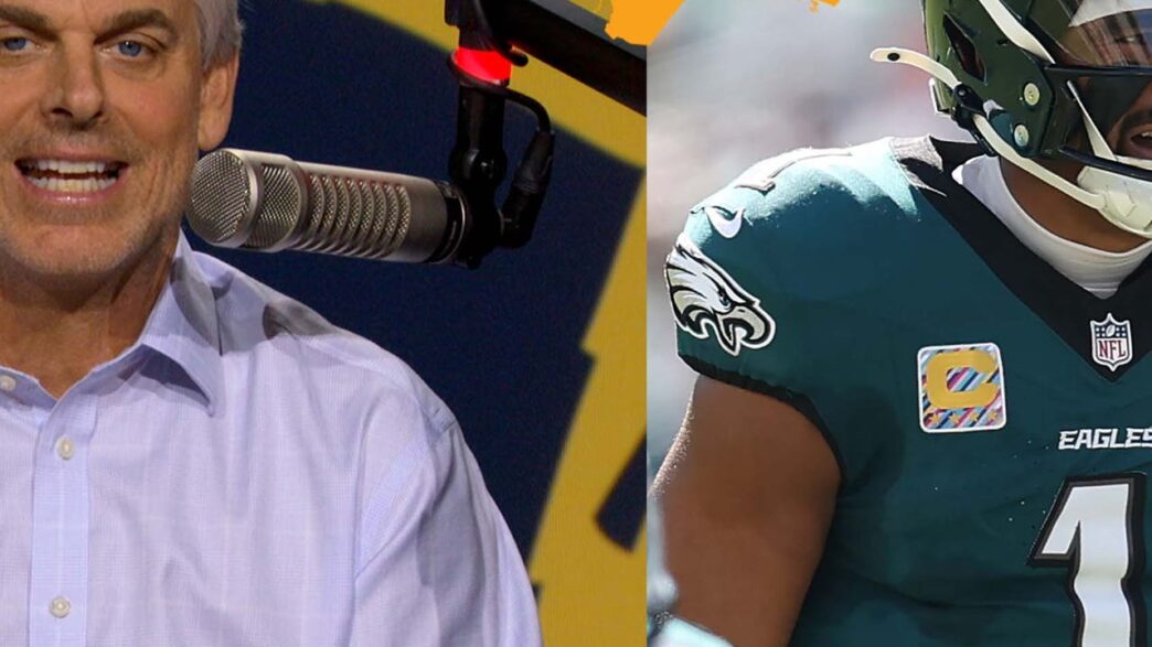 Jalen Hurts en el banquillo.