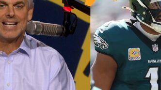 Jalen Hurts en el banquillo.